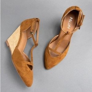 Wedge pump in brown soft suede